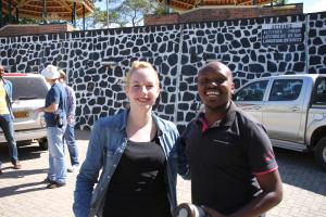 Nicole P. von der BSOC (Trip Managerin) und Samuel Muhirwa (re.)
