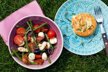 [Low Carb] Bohnensalat mit getrockneten Tomaten, Oliven und Mozzarella und Grillkäse