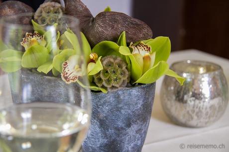 Grünes Blumenbouquet als Tischdekoration