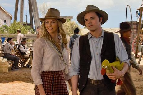 Albert (Seth MacFarlane, rechts) bekommt von Anna (Charlize Theron, links) Nachhilfe im Überleben im Wilden Westen in 