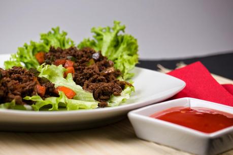 [Low Carb] Asiatisches Hackfleisch im Salatblatt mit süß-saurer Soße