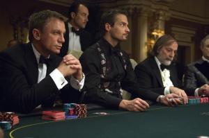 Daniel Craig (links) in seinem ersten Einsatz als Doppel 0-Agent James Bond in Martin Campbells 