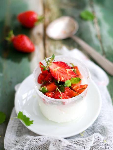 fruchtig scharfer Erdbeer-Pimpinelle-Salat auf hausgemachtem Faisselle
