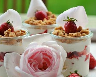 Juni pur: Rosen-Joghurtmousse, Erdbeeren, Kardamomstreusel