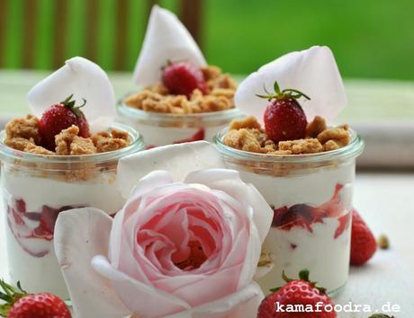 Juni pur: Rosen-Joghurtmousse, Erdbeeren, Kardamomstreusel