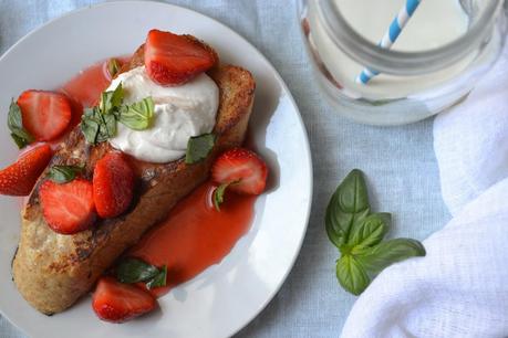 'Goodbye London' & French Toast mit Erdbeeren, Ziegenkäse-Vanille-Creme und Basilikum