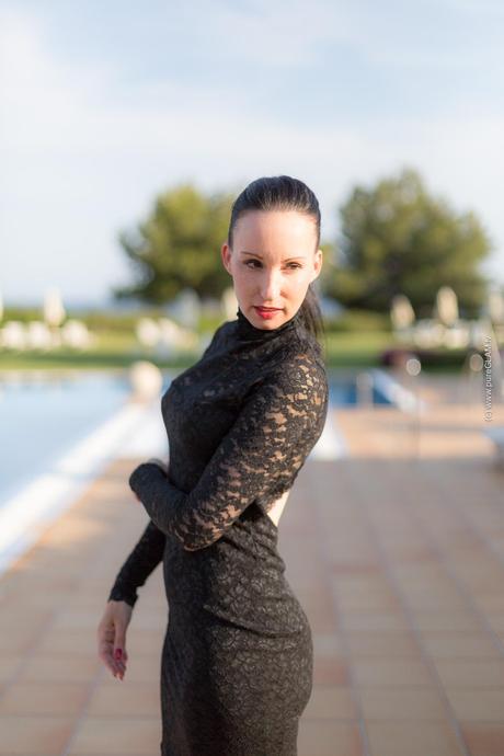 Fashionlook - Minikleid mit Spitze - freier Rücken - Pool des St. Regis Mardavall Hotel Mallorca - Schuhe Christian Louboutin - Dinnerlook - elegant - Pferdeschwanz