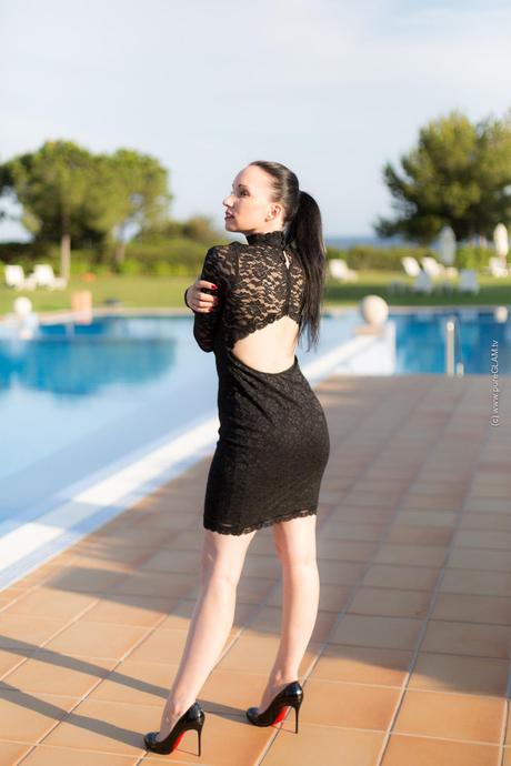 Fashionlook - Minikleid mit Spitze - freier Rücken - Pool des St. Regis Mardavall Hotel Mallorca - Schuhe Christian Louboutin - Dinnerlook - elegant - Pferdeschwanz