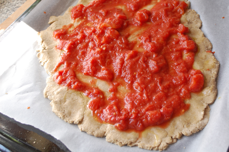 Pizza mit Tomate und Mozzarella