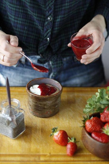 Amaranth Porridge mit Chia Marmelade, Joghurt und Mohn