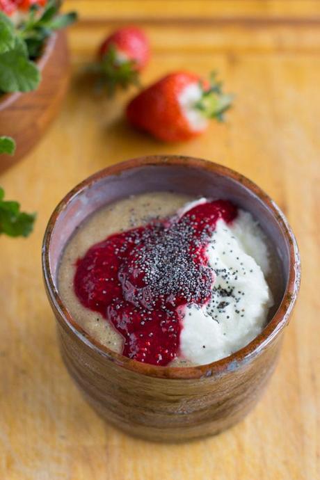 Amaranth Porridge mit Chia Marmelade, Joghurt und Mohn