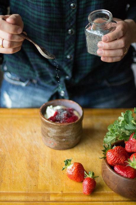 Amaranth Porridge mit Chia Marmelade, Joghurt und Mohn