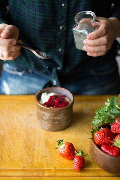 Amaranth Porridge mit Chia Marmelade, Joghurt und Mohn