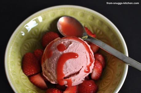 Erdbeereis mit geröstete Erdbeeren und griechischem Joghurt