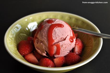 Erdbeereis mit geröstete Erdbeeren und griechischem Joghurt