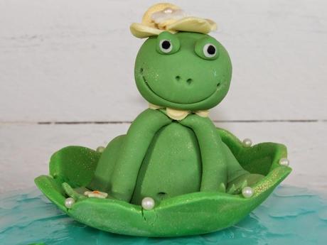 Rollfondant Frosch sitzt im Teich