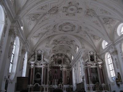 St. Coloman in Schwangau ist wunderschön, und in unverbaubarer Alleinlage inmitten von Wiesen gelegen. Die Wieskirche ist sie jedoch nicht.