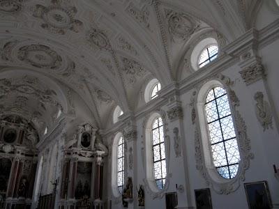 St. Coloman in Schwangau ist wunderschön, und in unverbaubarer Alleinlage inmitten von Wiesen gelegen. Die Wieskirche ist sie jedoch nicht.