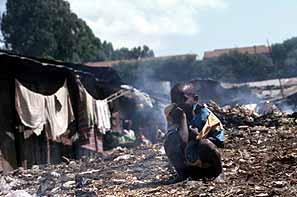 Kind in Mathara Valley, einem Slum in Nairobi, Kenia. © Herzau
