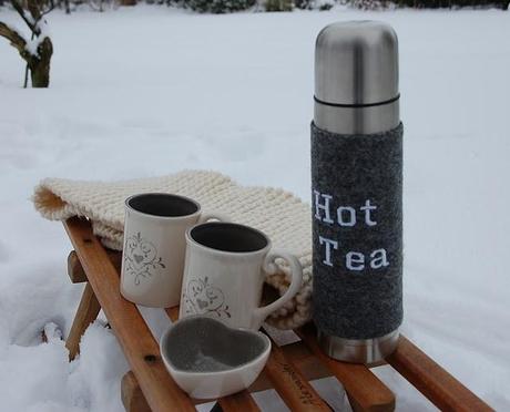 heißer Tee im Schnee