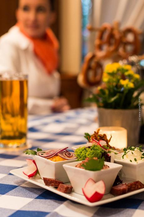 Paulaner Biergarten im The Westin Grand Hotel München - Arabellastraße - Gemütliche Stimmung bei jedem Wetter - Haxen - Bier und bayrische Schmankerl