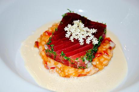 Thunfisch, Tomatenrisotto und Beurre Blanc