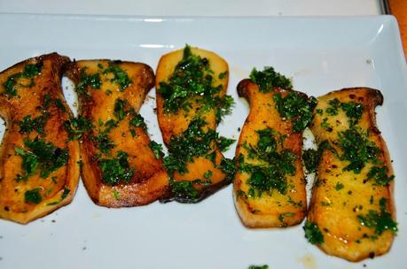 Alpen-Rind Hochrippe, Ravioli vom Ochsenschwanz, Kräuterseitling und Vanille Karotten