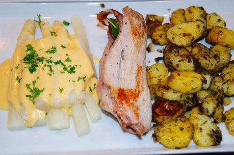 Saltimbocca mit Spargel, Bratkartoffeln und Hollandaise