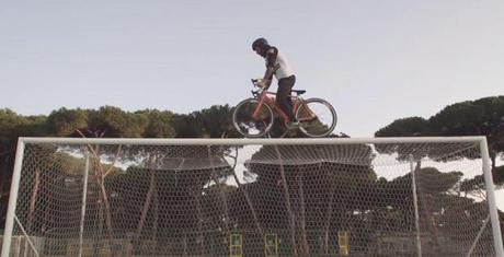 Vittorio Brumotti missbraucht ein Rennrad zum Trial Biking