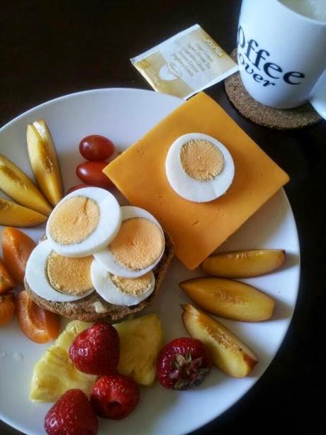 Himbeerprinzesschen Frühstück Ei Obst Erdbeeren Aprikosen Nektarine 12 von 12