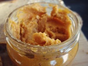 Hausgemachter Brotaufstrich aus Kichererbsen und Tomaten