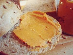 Hausgemachter Brotaufstrich aus Kichererbsen und Tomaten