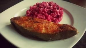 Rote-Bete-Risotto mit gebratenen Heilbuttsteaks