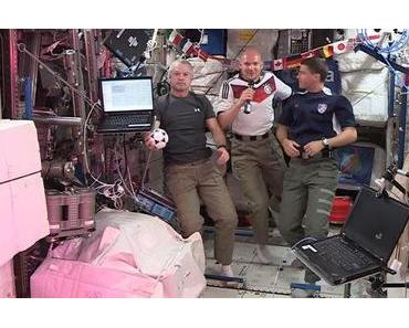 Astronauten spielen Fußball auf der ISS