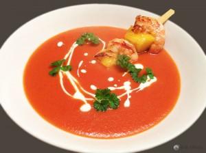 Tomaten-Kokos-Suppe mit gebratenen Mango-Garnelen-Spieß