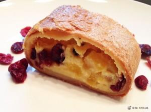 Quarkstrudel mit Mango und Cranberries