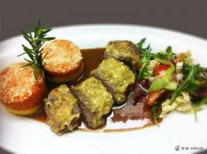 Lammrücken unter der Oliven-Schafskäse-Kruste auf Rotweinsoße mit zweifarbiger Polenta und Salat