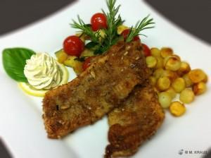 Forellenfilets in Zitronen Pinienkern Panade an Tomaten-Zucchini-Gemüse und Pariser Kartoffeln