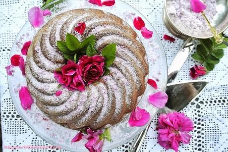 Die Fackel der Liebe entzündet sich in der Küche - Rosen-Buttermilchkuchen mit Erdbeeren und weißer Schokolade