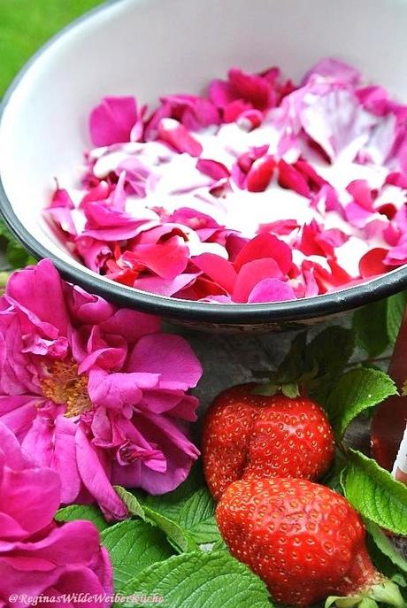 Die Fackel der Liebe entzündet sich in der Küche - Rosen-Buttermilchkuchen mit Erdbeeren und weißer Schokolade