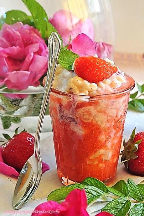 Liebe, Lust und Leidenschaft aus dem Glas! Verführerisch, cremiger Wildrosenmilchreis auf sinnlich, anregendem Erdbeer-Kardamom Püree
