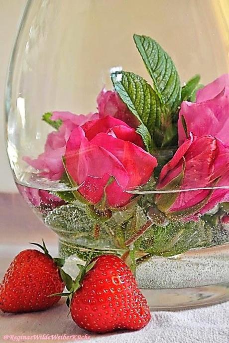 Liebe, Lust und Leidenschaft aus dem Glas! Verführerisch, cremiger Wildrosenmilchreis auf sinnlich, anregendem Erdbeer-Kardamom Püree