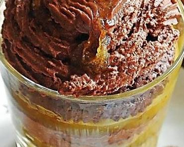 Schokolade-Cupecake mit Maracujapudding und Schoko-Minz-Mousse im Glas