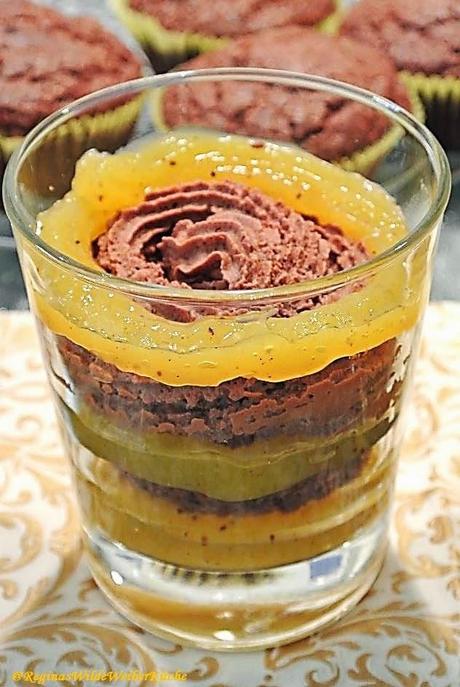 Schokolade-Cupecake mit Maracujapudding und Schoko-Minz-Mousse im Glas