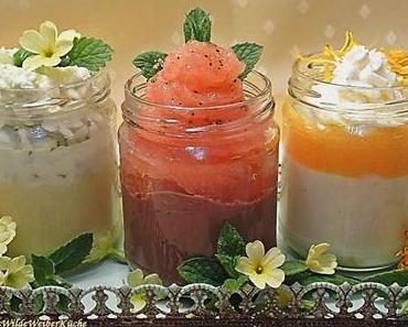 Dreierlei Pudding mit Blüten, Früchten und Kräutern - ein himmlisch leichter und feiner Dessertgruß aus der Frühlingsküche