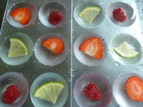 Frisch und bunt: Früchte-Eiswürfel