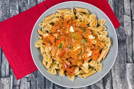Nudeln mit sommerlicher Tomaten-Mozzarella-Sauce 