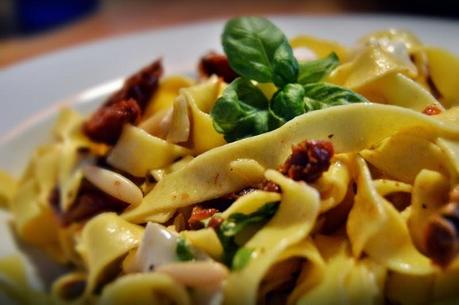 Eine ganz große Liebe: Bandnudeln mit getrockneten Tomaten und Ziegenkäse