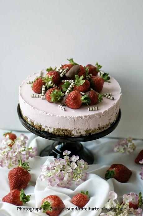 Ihr wollt mit wenig Aufwand Eindruck schinden: dann macht meine Non-Baking Erdbeer-Schmand-Torte!!!