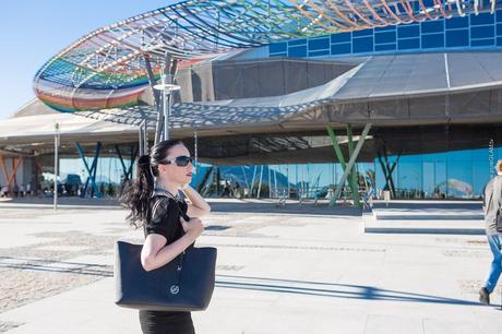 Fashionlook Malaga - schwarzer Minikleid mit Sonnenbrille am Kon
